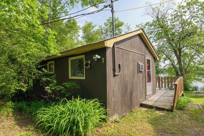Serene 2-Bed + Futon Lakeside Cottage: Sleeps 5-6, Full Amenities!