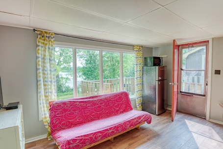Smart TV. Serene 2-Bed + Futon Lakeside Cottage: Sleeps 5-6, Full Amenities!