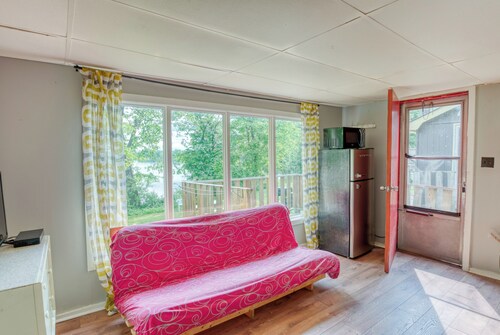Serene 2-Bed + Futon Lakeside Cottage: Sleeps 5-6, Full Amenities!