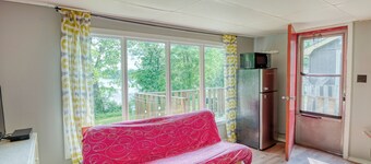 Serene Sydenham Lake Cottage - Fishing paradise
