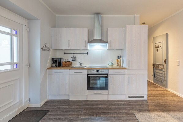 Kylskåp, mikrovågsugn, ugn och diskmaskin