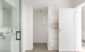 Douche, sèche-cheveux, serviettes fournies, savon