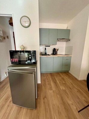 Kühlschrank, Mikrowelle, Geschirrspüler