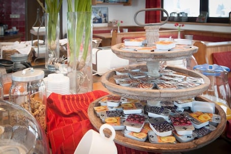 Desayuno continental incluido todos los días . B&B Der tiroler