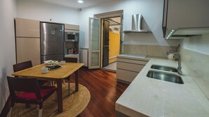 A compact kitchen with a refrigerator, microwave, and sink. - Habitat 42 Roman Stay (Rome)