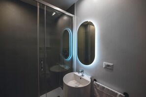 Secadora de cabello, bidet, toallas, jabón 