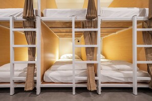 Dormitorio compartido, dormitorio mixto, aire acondicionado | Wifi gratis y ropa de cama 