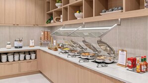Un buffet proposant une variété de plats et d'accompagnements.