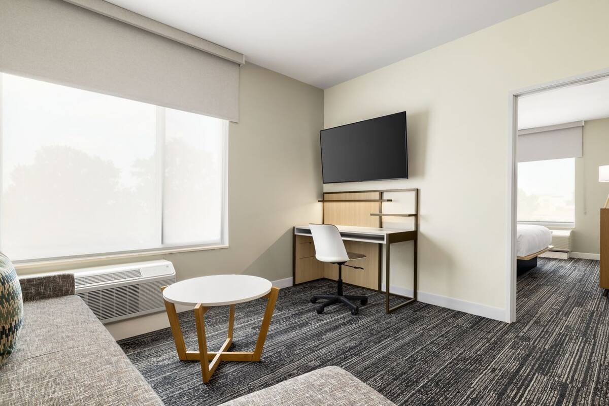 Suite, 1 habitación, en esquina | Escritorio, tabla de planchar con plancha, wifi gratis y ropa de cama