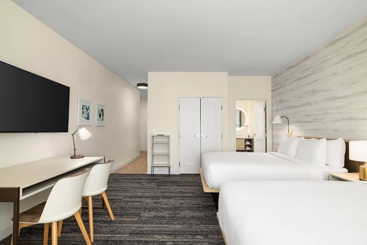 Estudio, 2 camas de matrimonio, en esquina | Escritorio, tabla de planchar con plancha, wifi gratis y ropa de cama