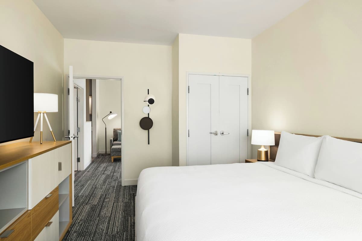 Suite, 1 Bedroom, Corner | Desk, iron/ironing board, free WiFi, bed sheets