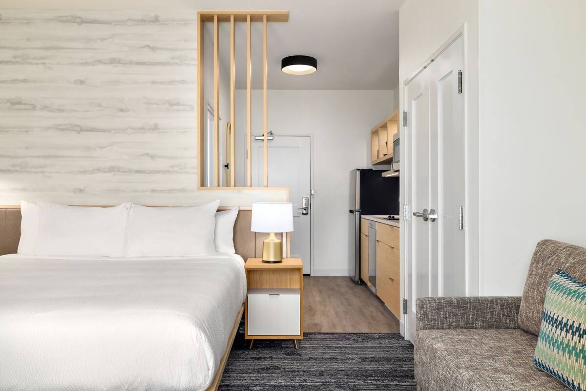 Estudio, 1 cama de matrimonio grande | Escritorio, tabla de planchar con plancha, wifi gratis y ropa de cama