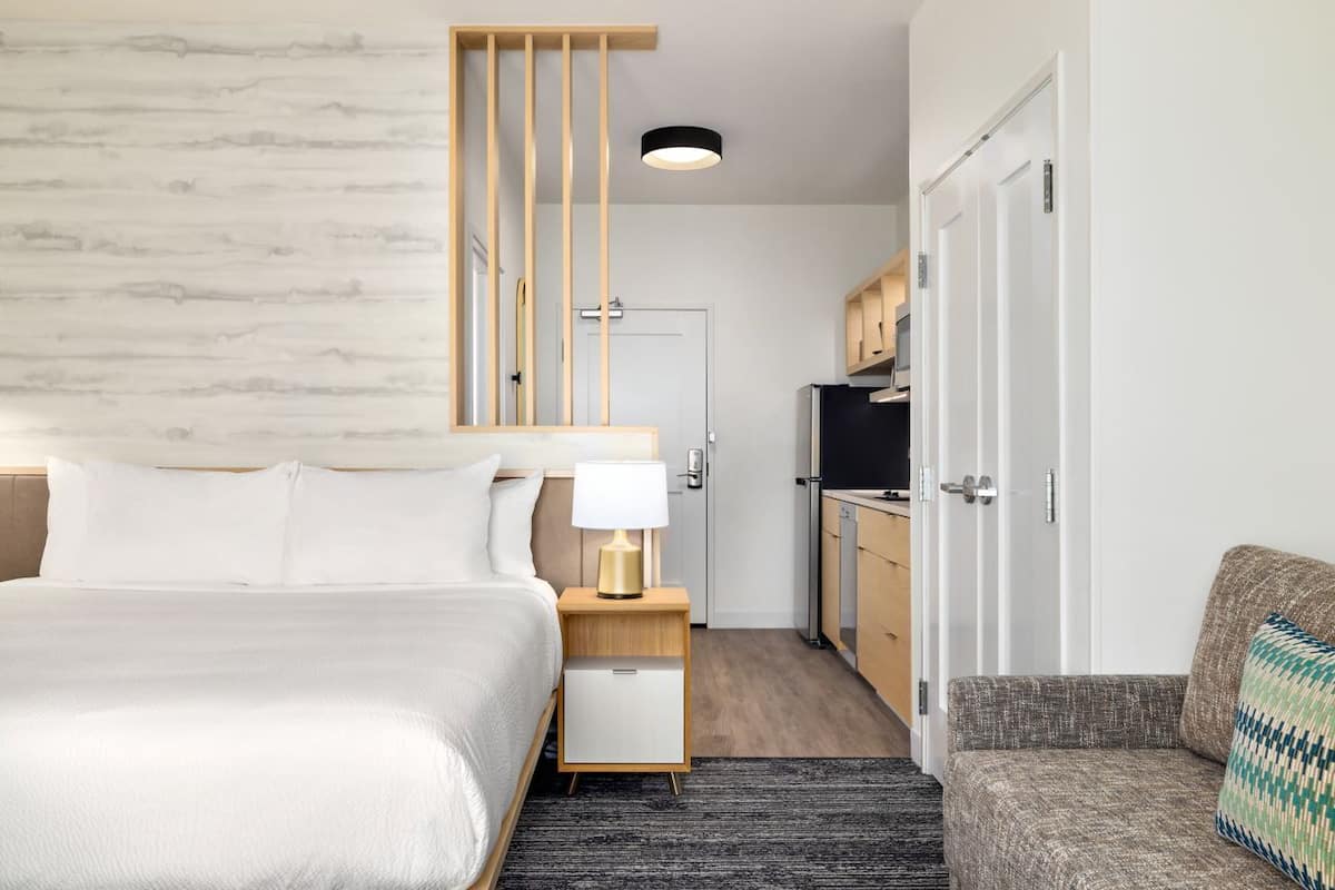 Studio, 1 King Bed with Sofa bed | Desk, iron/ironing board, free WiFi, bed sheets