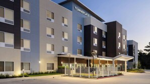 Ein modernes Hotel mit schlichter Fassade, zahlreichen Fenstern und einem überdachten Eingangsbereich.