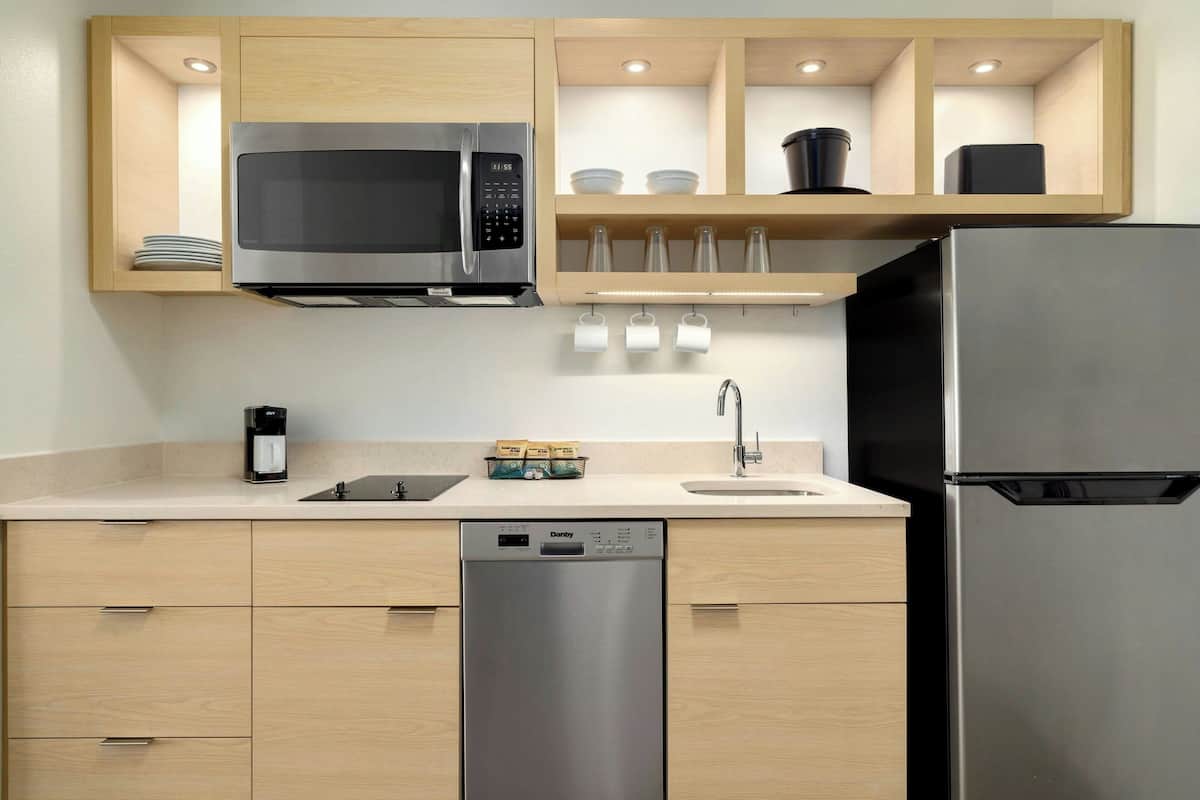 Full-sized fridge, microwave, dishwasher, coffee/tea maker