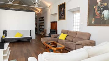 Een smart-tv en boeken