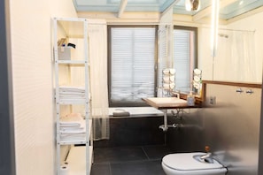 Regadera, secadora de cabello, bidet, toallas