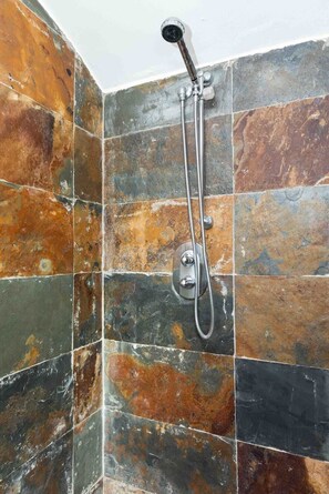 Dusche, Haartrockner, Bidet, Handtücher