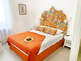 Standard Room | In-room safe, desk, soundproofing, free WiFi