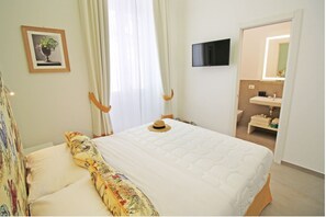 Standard Room | In-room safe, desk, soundproofing, free WiFi