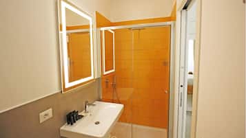 Habitación estándar | Baño | Amenidades de baño gratuitas, secadora de cabello, toallas, jabón