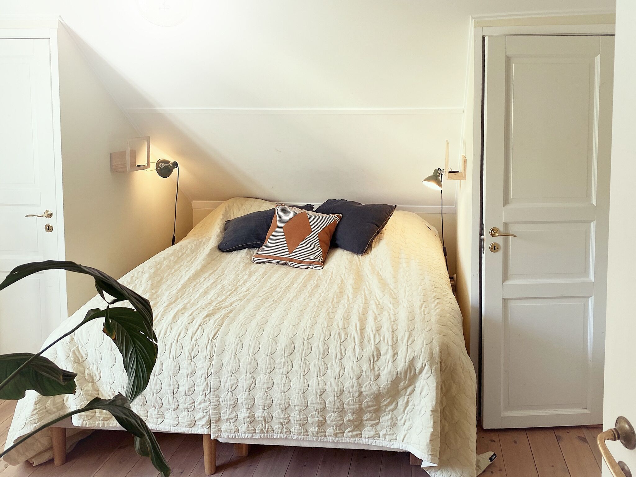 5 bedrooms, iron/ironing board, free WiFi, bed sheets