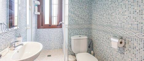 シャワー、ヘアドライヤー、ビデ、タオル