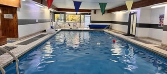 Cozy 2 BR townhouse with Pool across from Loon Mtn