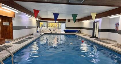 Cozy 2 BR townhouse with Pool across from Loon Mtn