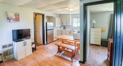 Idyllic 2-Bed Lakeside Cabin: Comfort for 4, Nature Access!