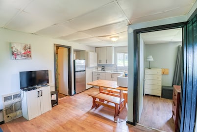 Idyllic 2-Bed Lakeside Cabin: Comfort for 4, Nature Access!