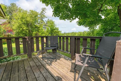 Idyllic 2-Bed Lakeside Cabin: Comfort for 4, Nature Access!