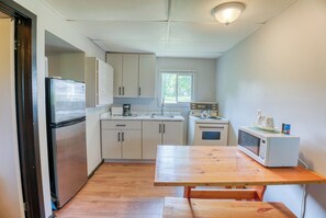 Fridge, oven, stovetop, dishwasher - Idyllic 2-Bed Lakeside Cabin: Comfort for 4, Nature Access! (Perth Road)