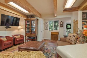 Smart TV, DVD player, books - Nana’s Cozy Cottage in Long Barn – Gated Mountain Retreat (Mi-Wuk Village)