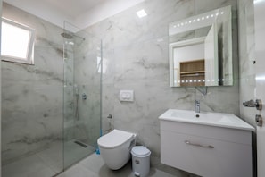 Free toiletries, hair dryer, towels, soap - La Luna Resort (Ksamil)