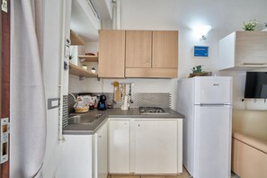 Køleskab, mikrobølgeovn, kogeplade, kaffe-/temaskine