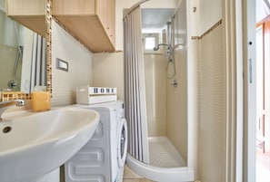 Shower, hair dryer, bidet, towels