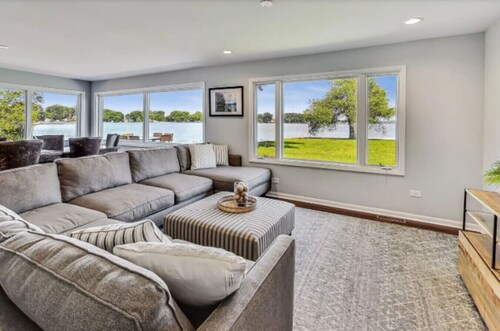 The Executive Bay Estate 30+ Day Lakefront Rental