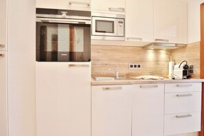 Kylskåp, mikrovågsugn, ugn och spishäll