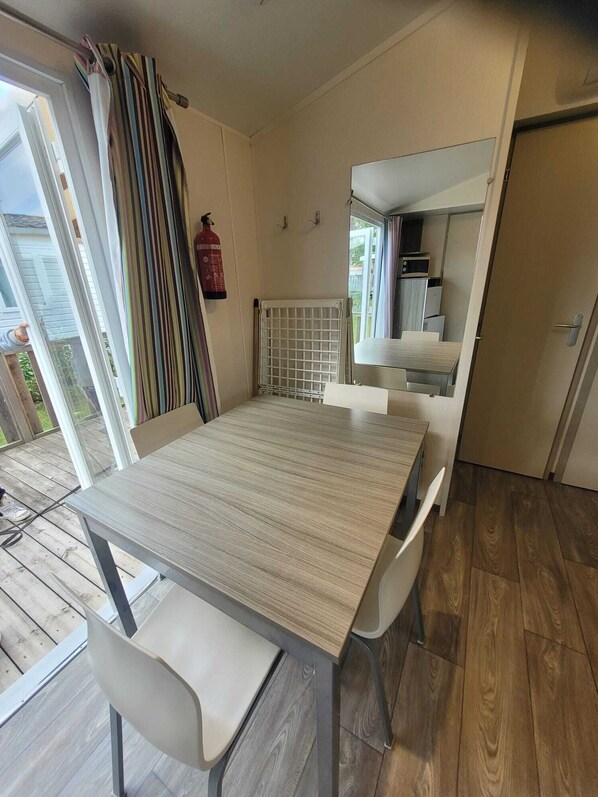 A modern kitchen with a dining area. - Mobile home at a campground (Lit-et-Mixe)
