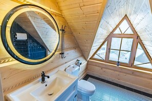 Een haardroger, handdoeken, toiletpapier