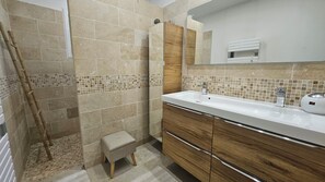 Dusche, Haartrockner, Handtücher, Seife