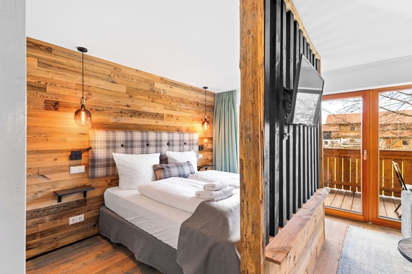 Schlafbereich mit Boxspringbett im Chalet Stil
