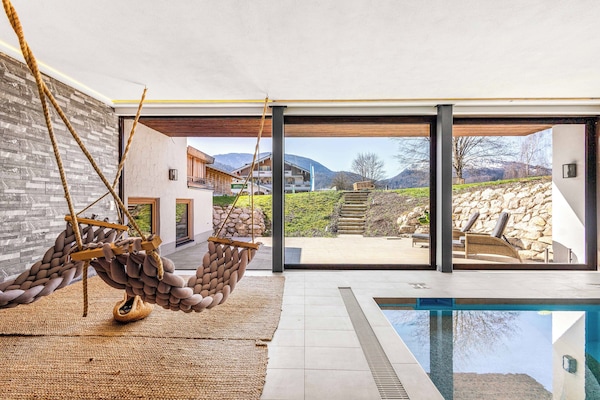 Una piscina cubierta, una piscina climatizada