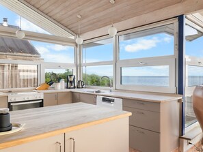 Réfrigérateur, lave-vaisselle, vaisselle et ustensiles