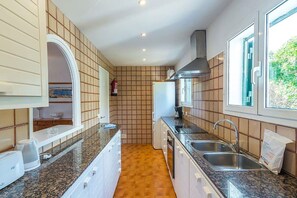 雪櫃、微波爐、焗爐、洗碗機