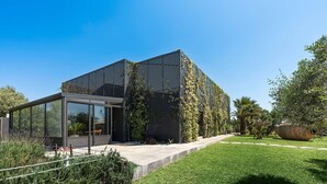 Un edificio moderno con fachada de vidrio y revestimiento metálico.
