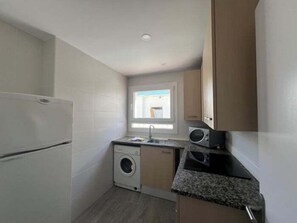 Een koelkast, een microgolfoven, een koffiezetapparaat/waterkoker