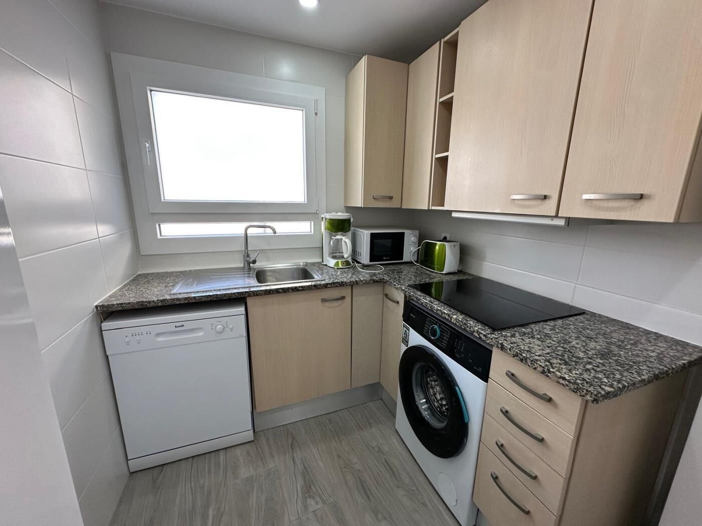 Een koelkast, een magnetron, een vaatwasser