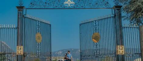 Ducha, pantuflas, toallas, jabón